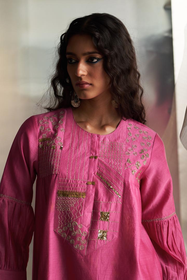 Image of Misr's Embroidered kurta with heavy booti set