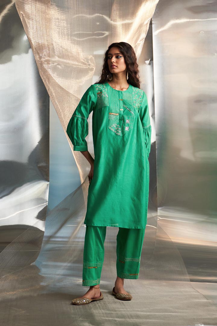 Image of Misr's Embroidered kurta with heavy booti set