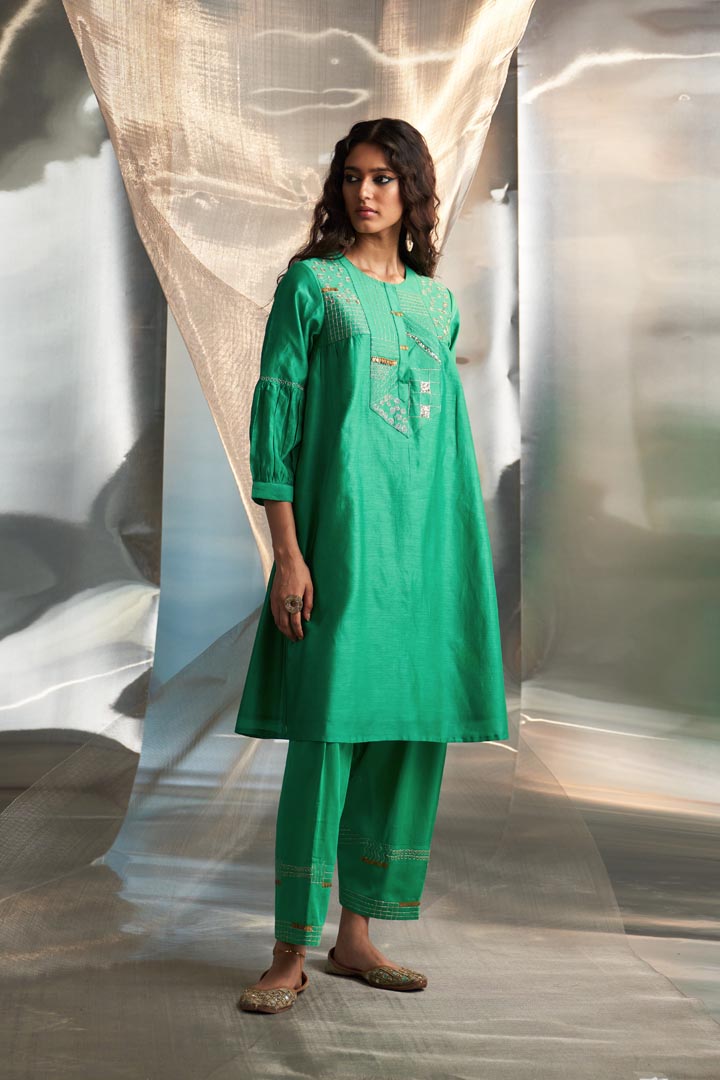 Image of Misr's Embroidered kurta with heavy booti set