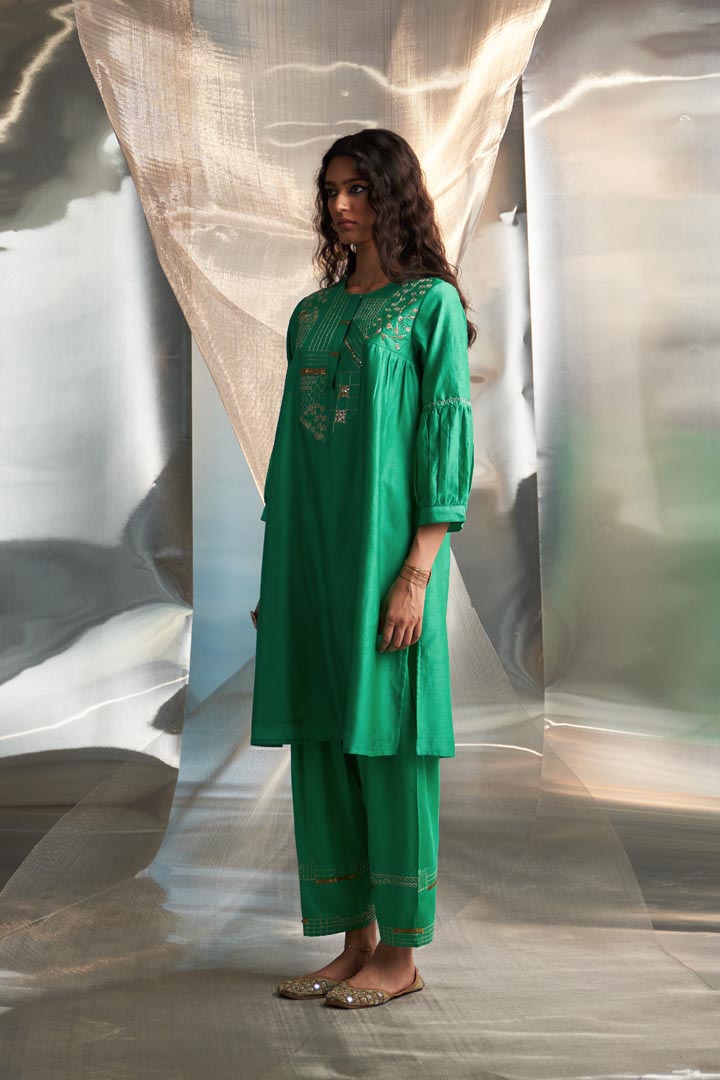 Image of Misr's Embroidered kurta with heavy booti set