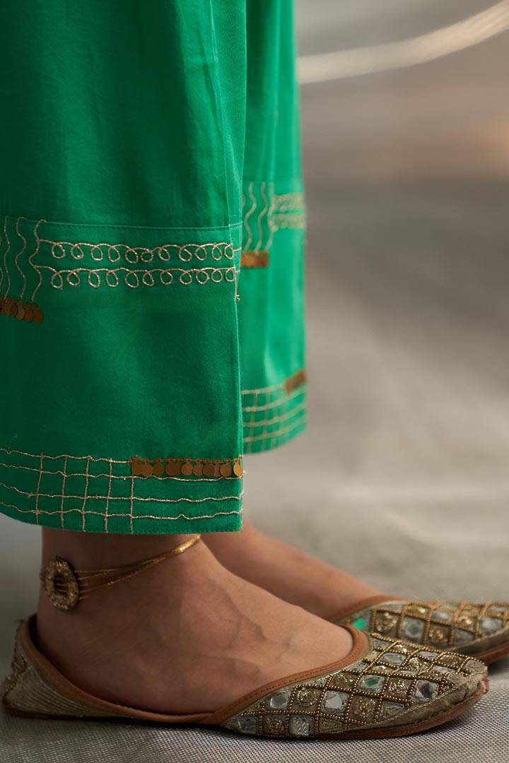 Image of Misr's Embroidered kurta with heavy booti set