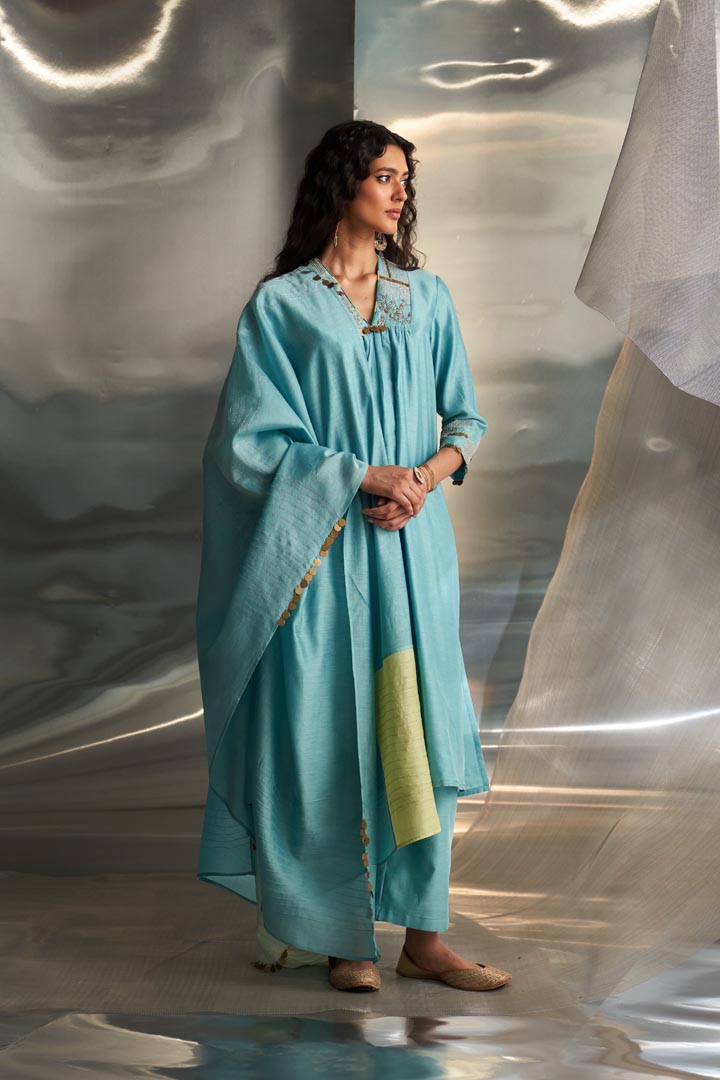 Image of Mis'r Embroidered V-Neck Kurta Set