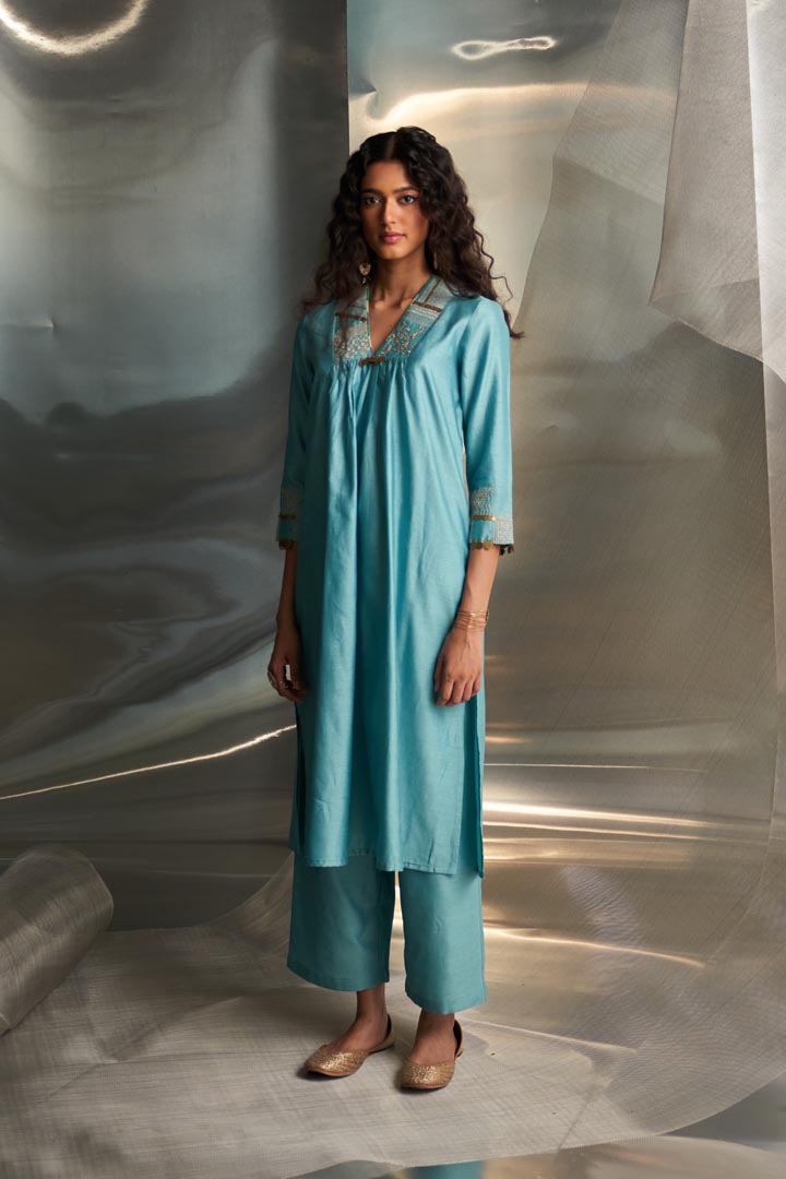 Image of Mis'r Embroidered V-Neck Kurta Set