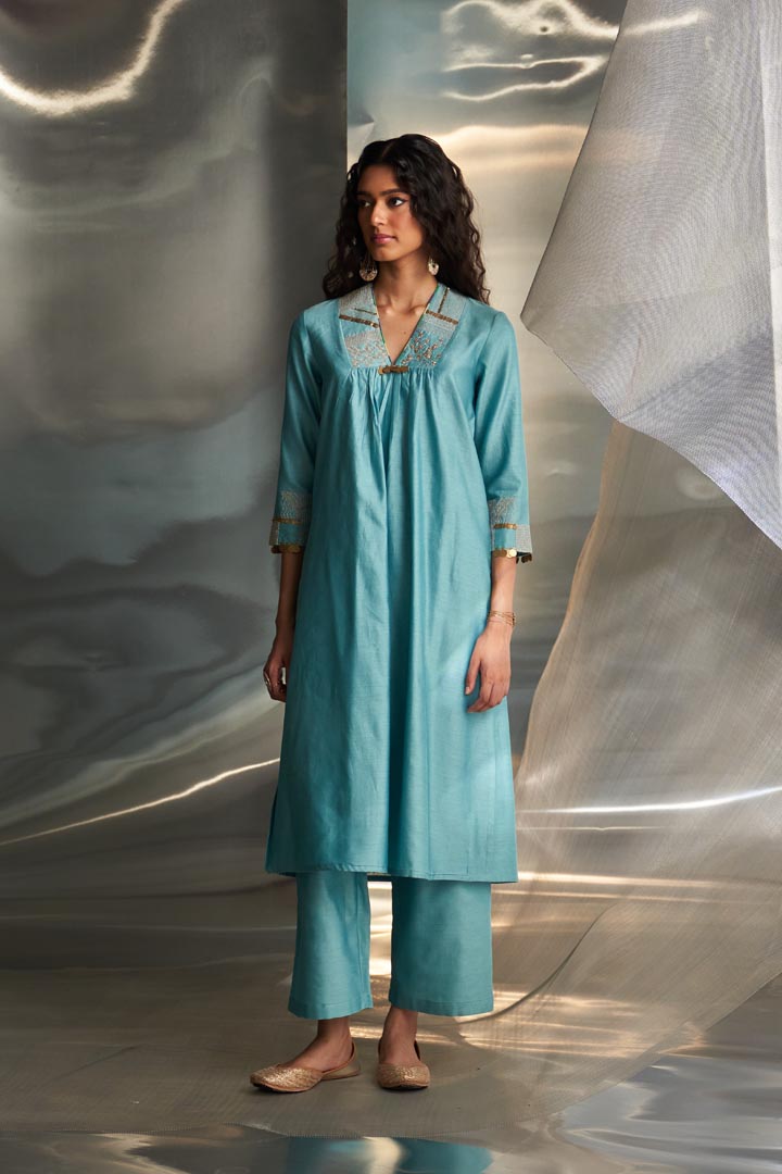 Image of Mis'r Embroidered V-Neck Kurta Set