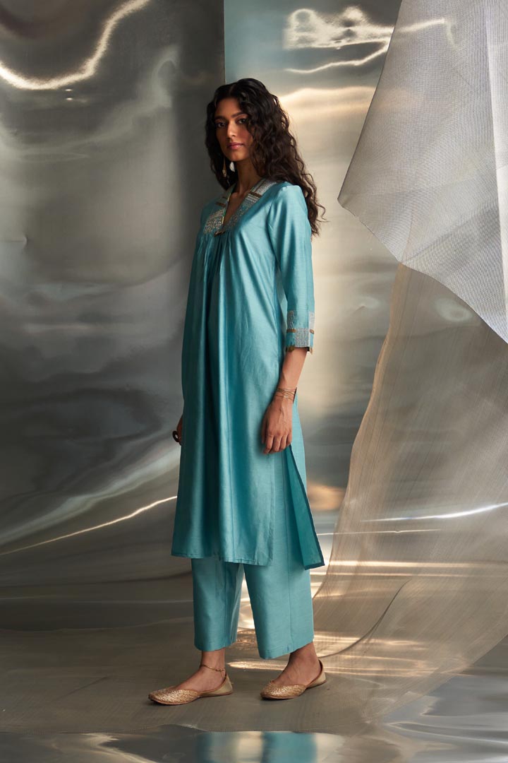 Image of Mis'r Embroidered V-Neck Kurta Set