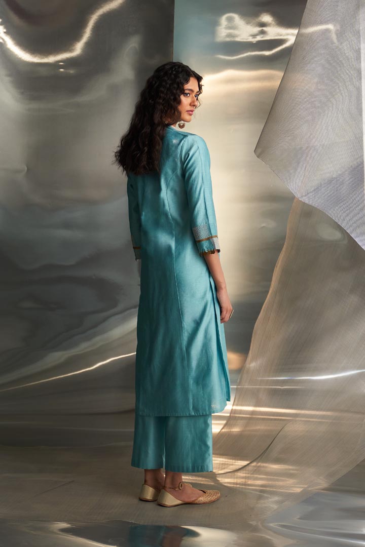 Image of Mis'r Embroidered V-Neck Kurta Set