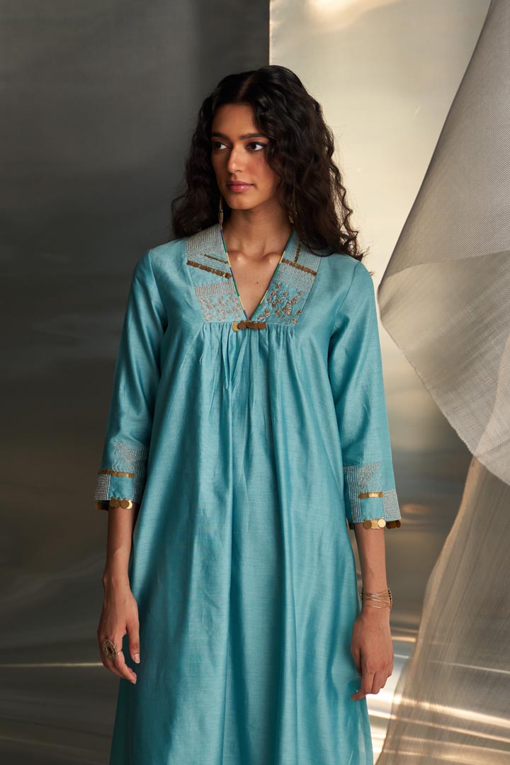 Image of Mis'r Embroidered V-Neck Kurta Set