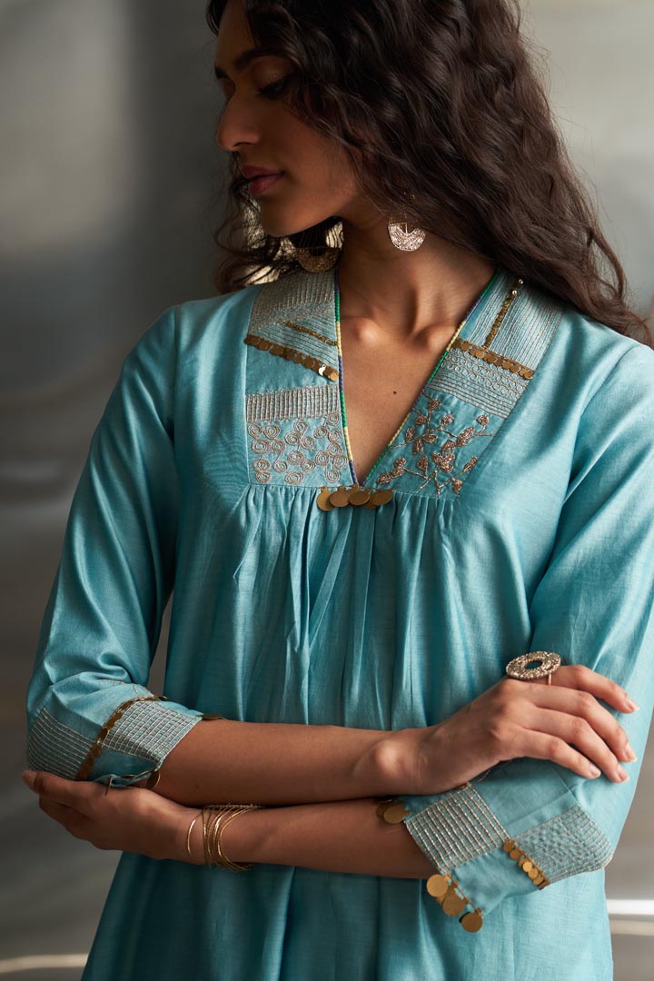 Image of Mis'r Embroidered V-Neck Kurta Set