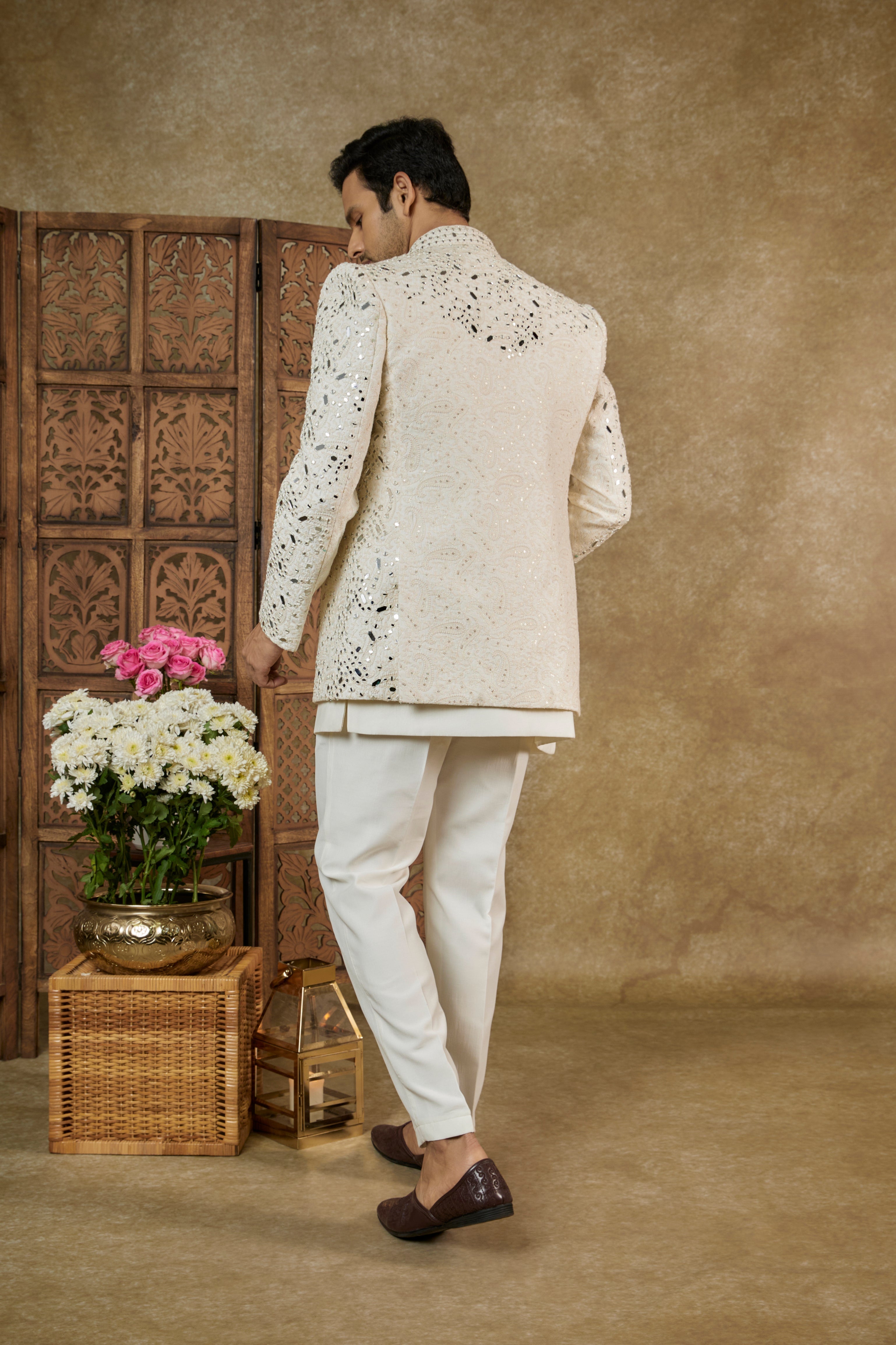 DAISY WHITE MIRROR AND RESHAM EMBELLISHED SILK OPEN INDOWESTERN SET