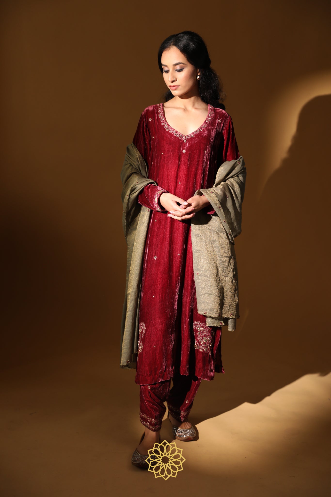 Velvet Rumi RUMI EMBROIDERED VELVET KURTA SET – Auraya Fashion