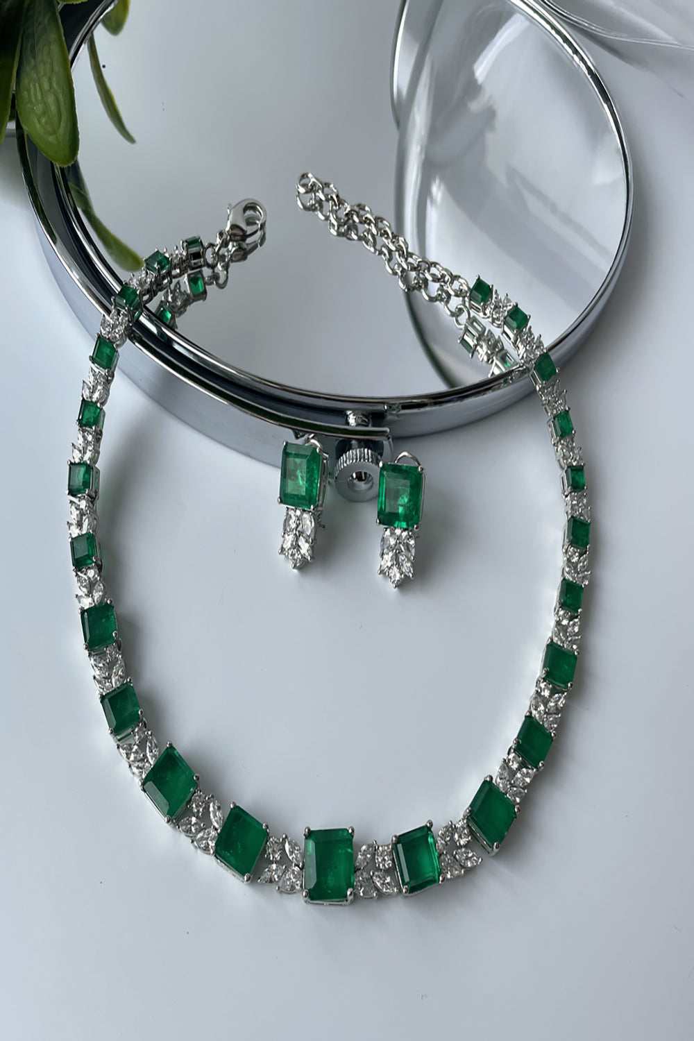 White Finish Zircon And Green Stone Choker Set