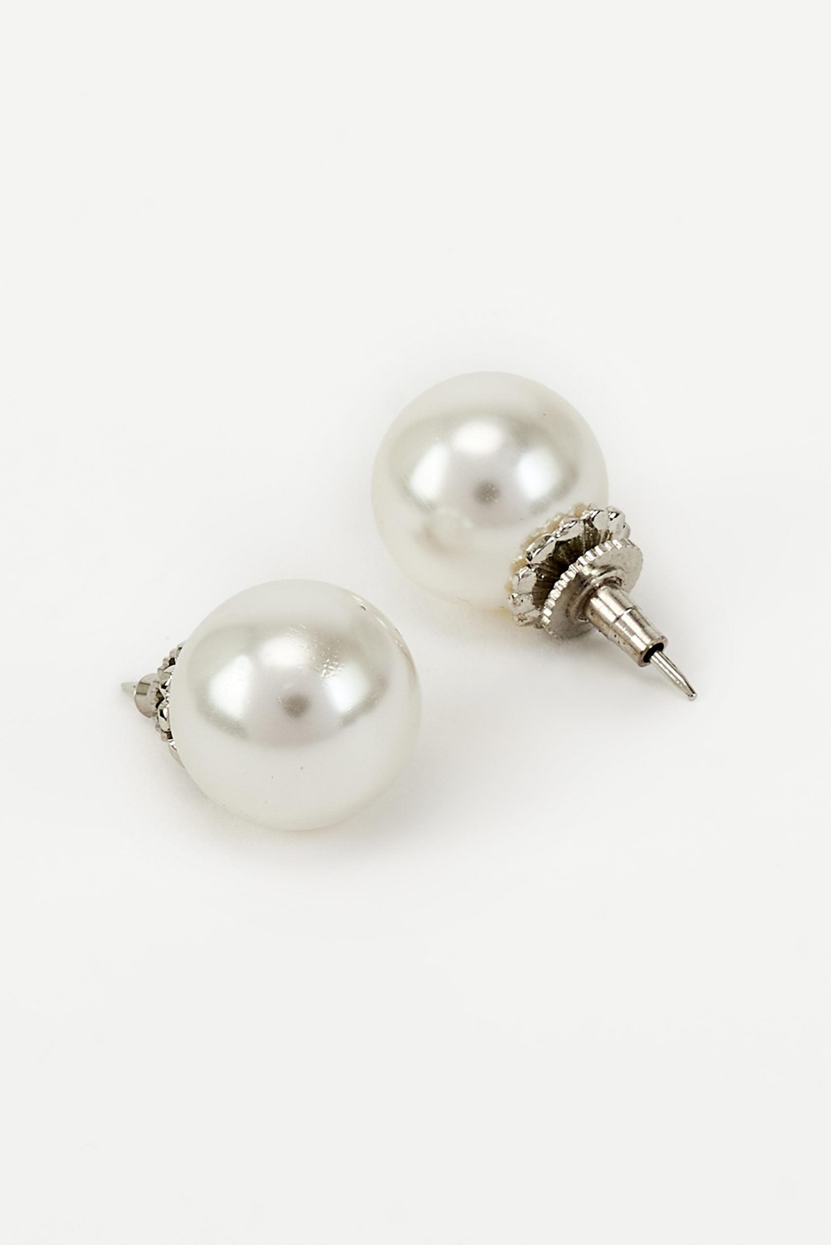 vivinia BY VIDHI MEHRA Florence White Pearl Womens Pair of Studs Earrings (Freesize)