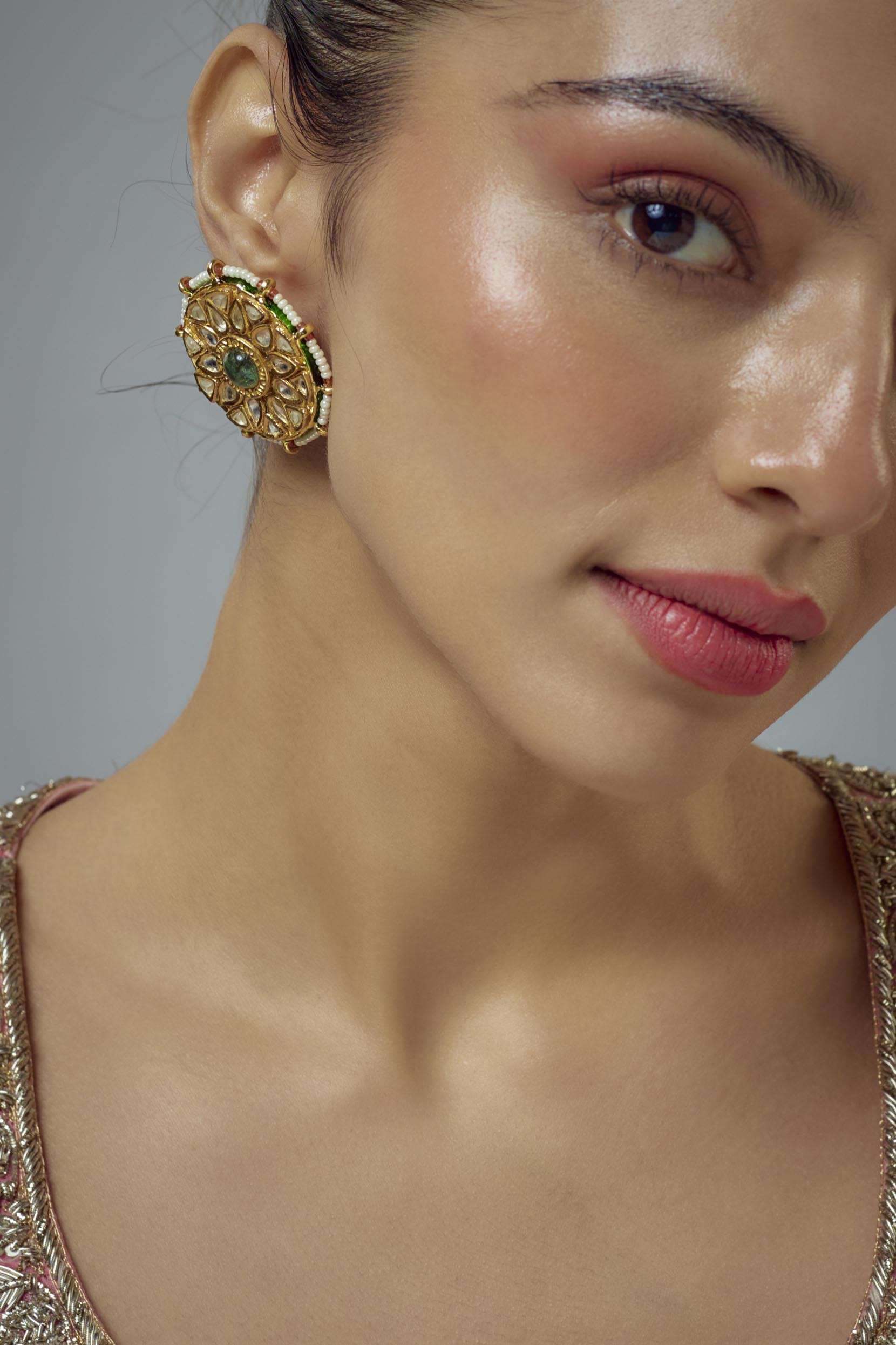 vivinia BY VIDHI MEHRA Saadgi Gold Plated Green Kundan, Polki Womens Pair of Studs Earrings (Freesize)