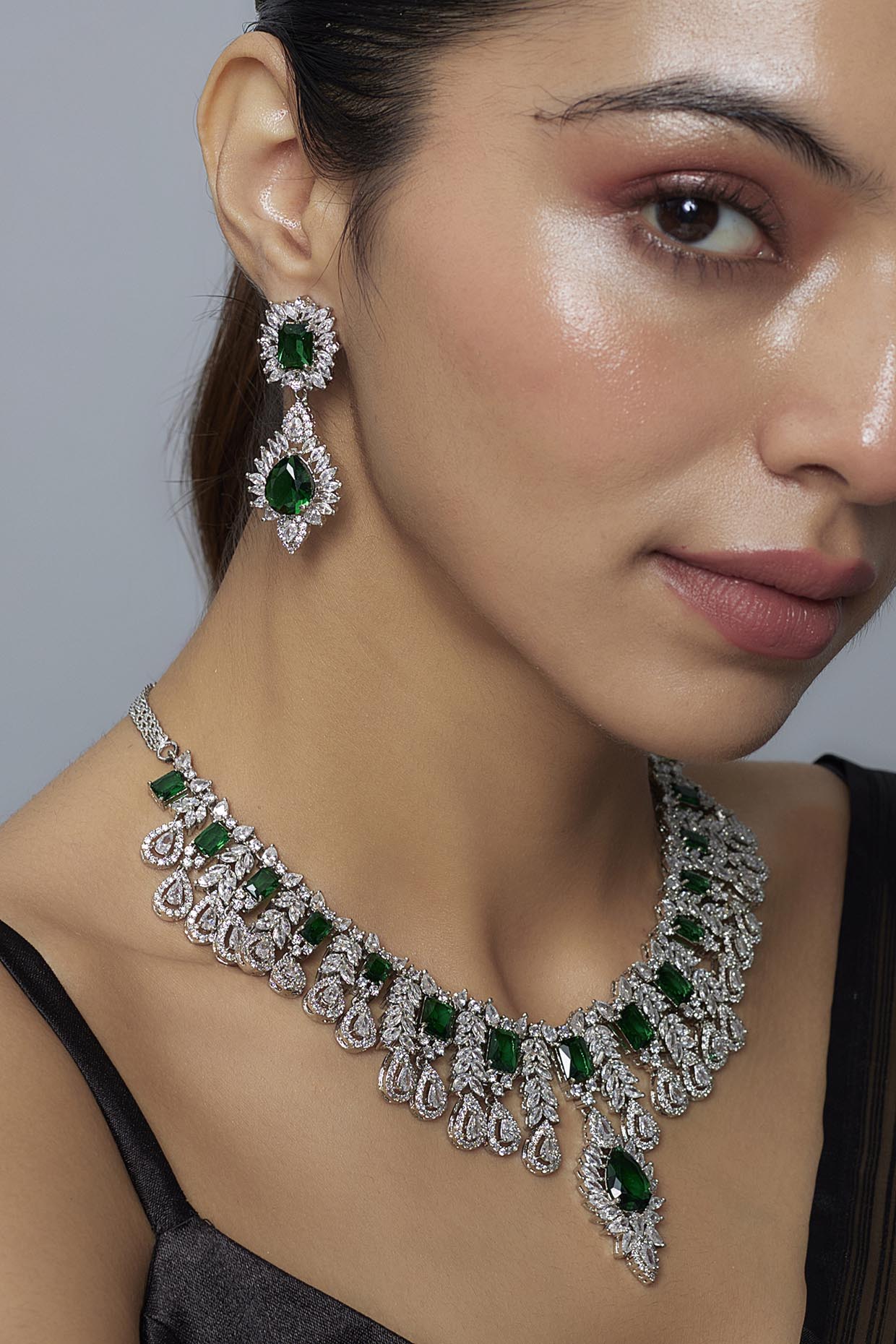 vivinia BY VIDHI MEHRA Zia Silver Plated Green Womens Zircon Short Necklace Set with Pair of Earrings (Freesize)