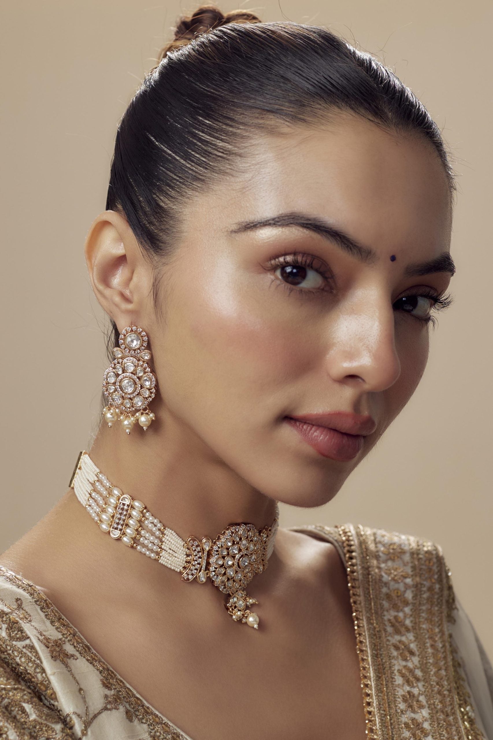 vivinia BY VIDHI MEHRA Saadgi Gold Plated White Womens Kundan, Polki Choker Necklace Set with Pair of Earrings (Freesize)