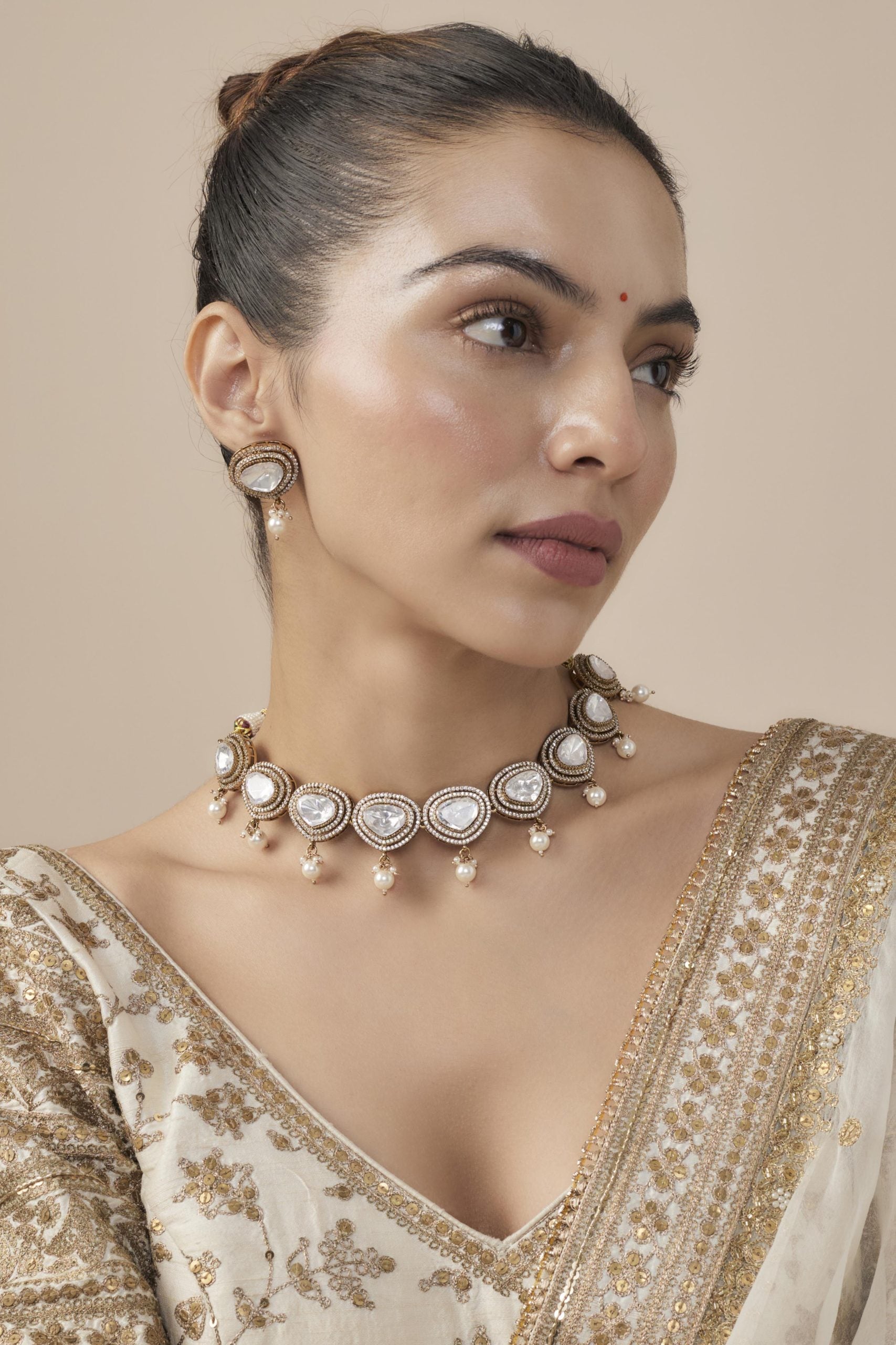 vivinia BY VIDHI MEHRA Burgandi Gold Plated White Womens Kundan, Polki Short Necklace Set with Pair of Earrings (Freesize)