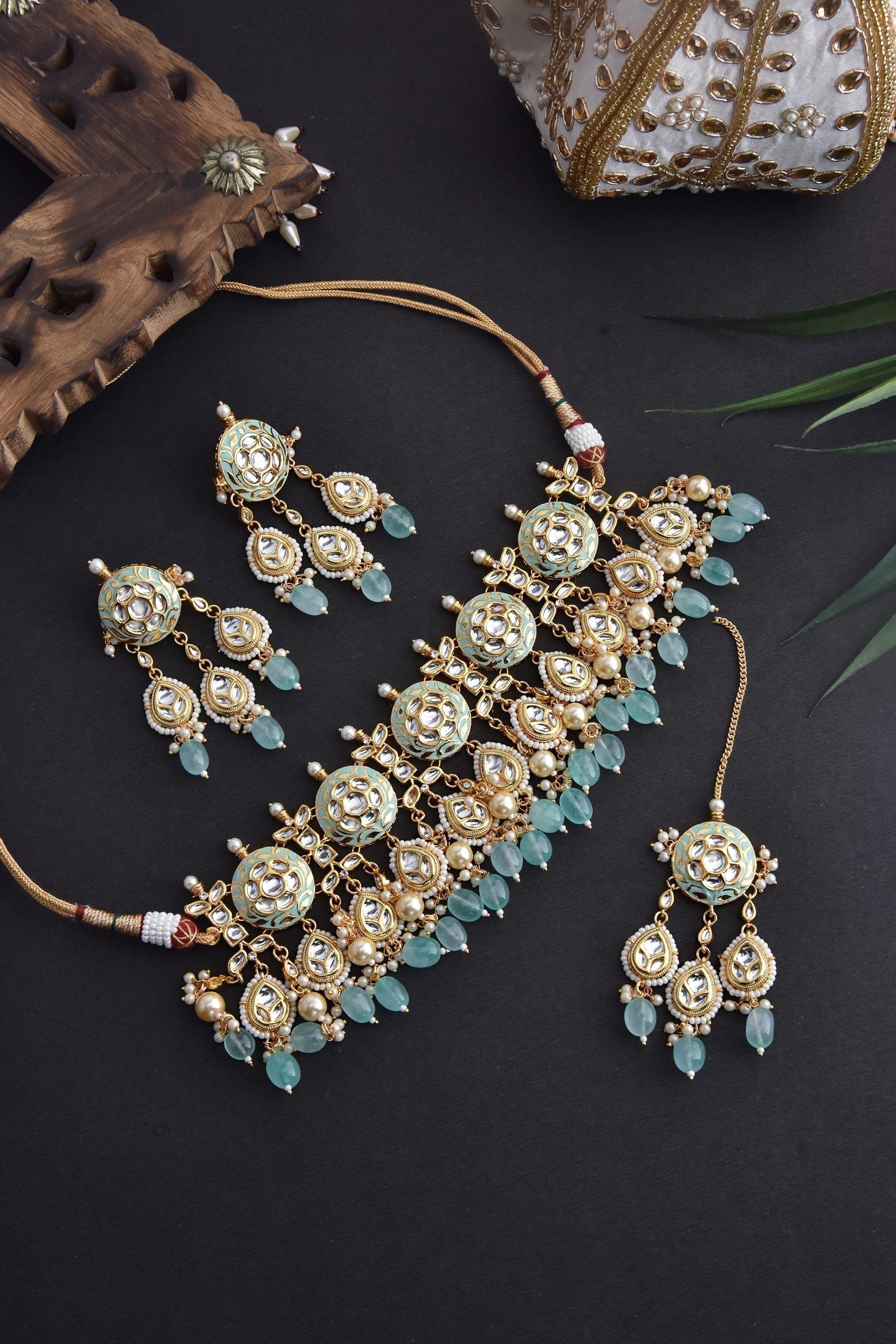 Ferozi Gold Tone Kundan Necklace Set with Maang Tikka