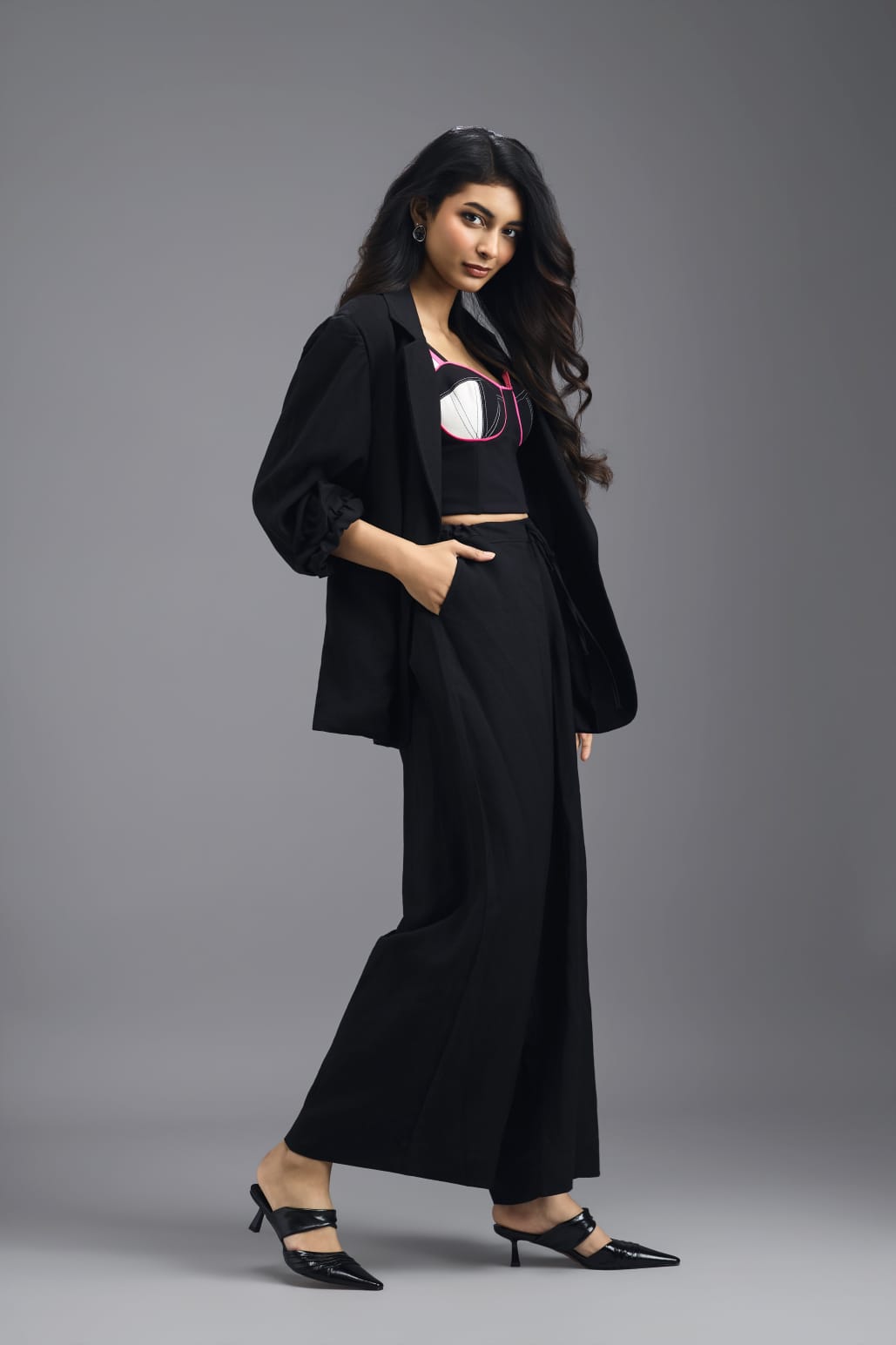 BLACK CO-ORD SET WITH GEOMETRIC BRALETTE, RELAXED BLAZER AND WIDE-LEG TROUSERS