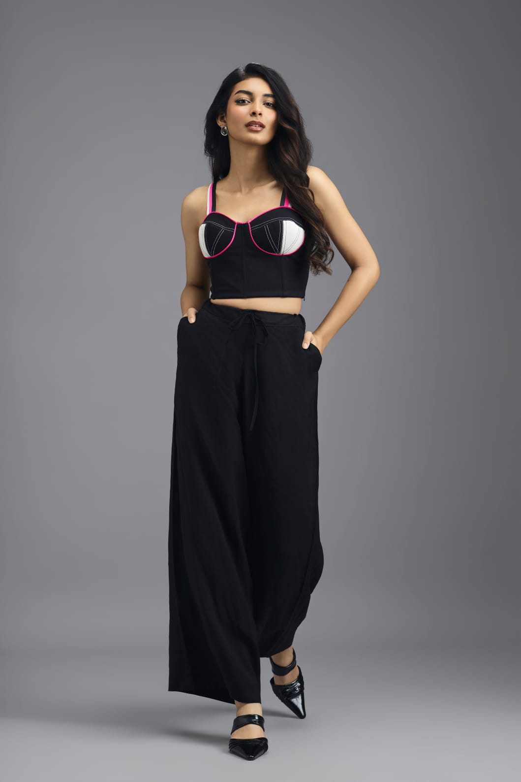 BLACK CO-ORD SET WITH GEOMETRIC BRALETTE, RELAXED BLAZER AND WIDE-LEG TROUSERS