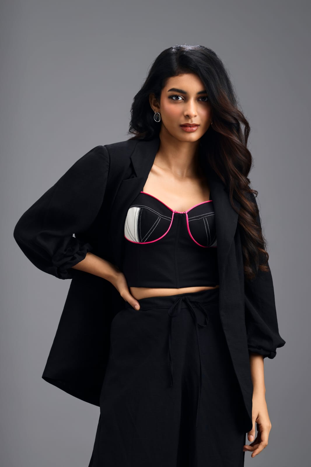 BLACK CO-ORD SET WITH GEOMETRIC BRALETTE, RELAXED BLAZER AND WIDE-LEG TROUSERS