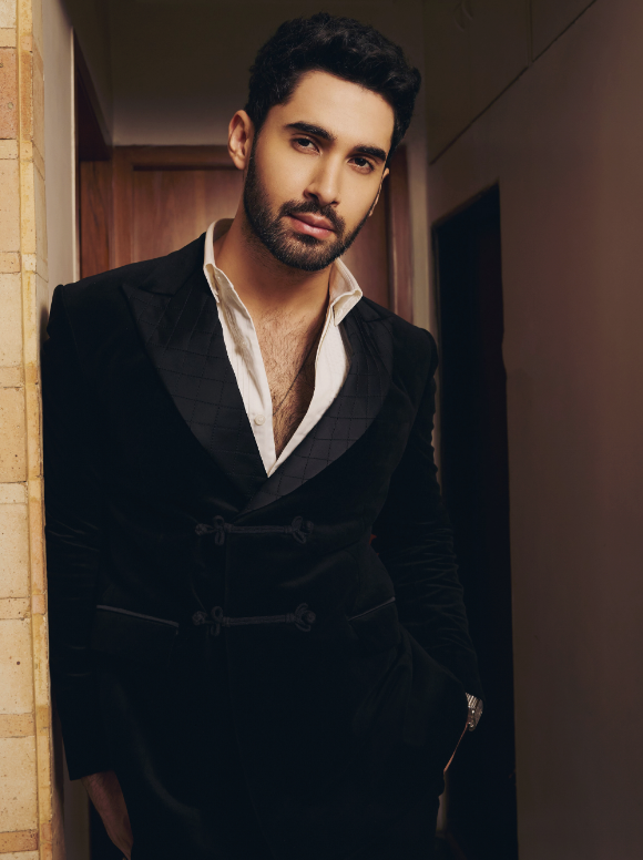 Black Velvet Peak Lapel Double Breasted Knot Closure Tuxedo Set