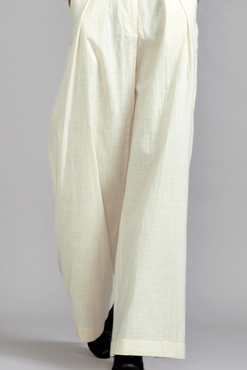 Off-White Cotton Pleated Trousers - Auraya Fashion -  - #tag1# - #tag2# - #tag3# - #tag3#
